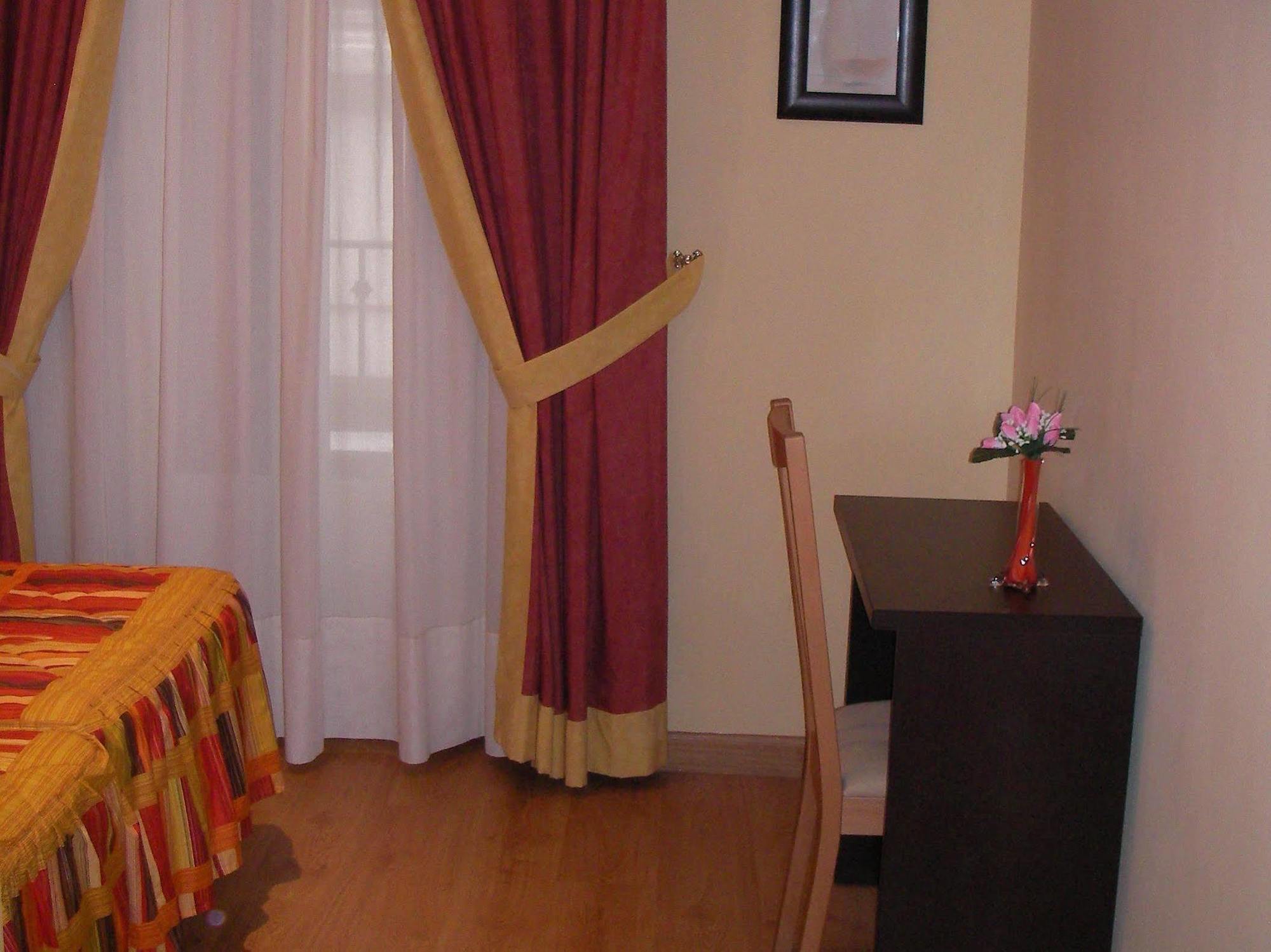 Pensión Cortes 2*