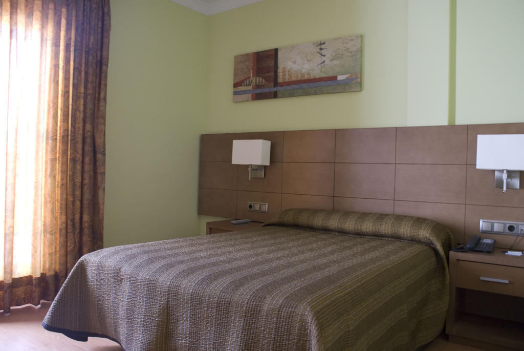 Hotel 4c Puerta Europa 2*