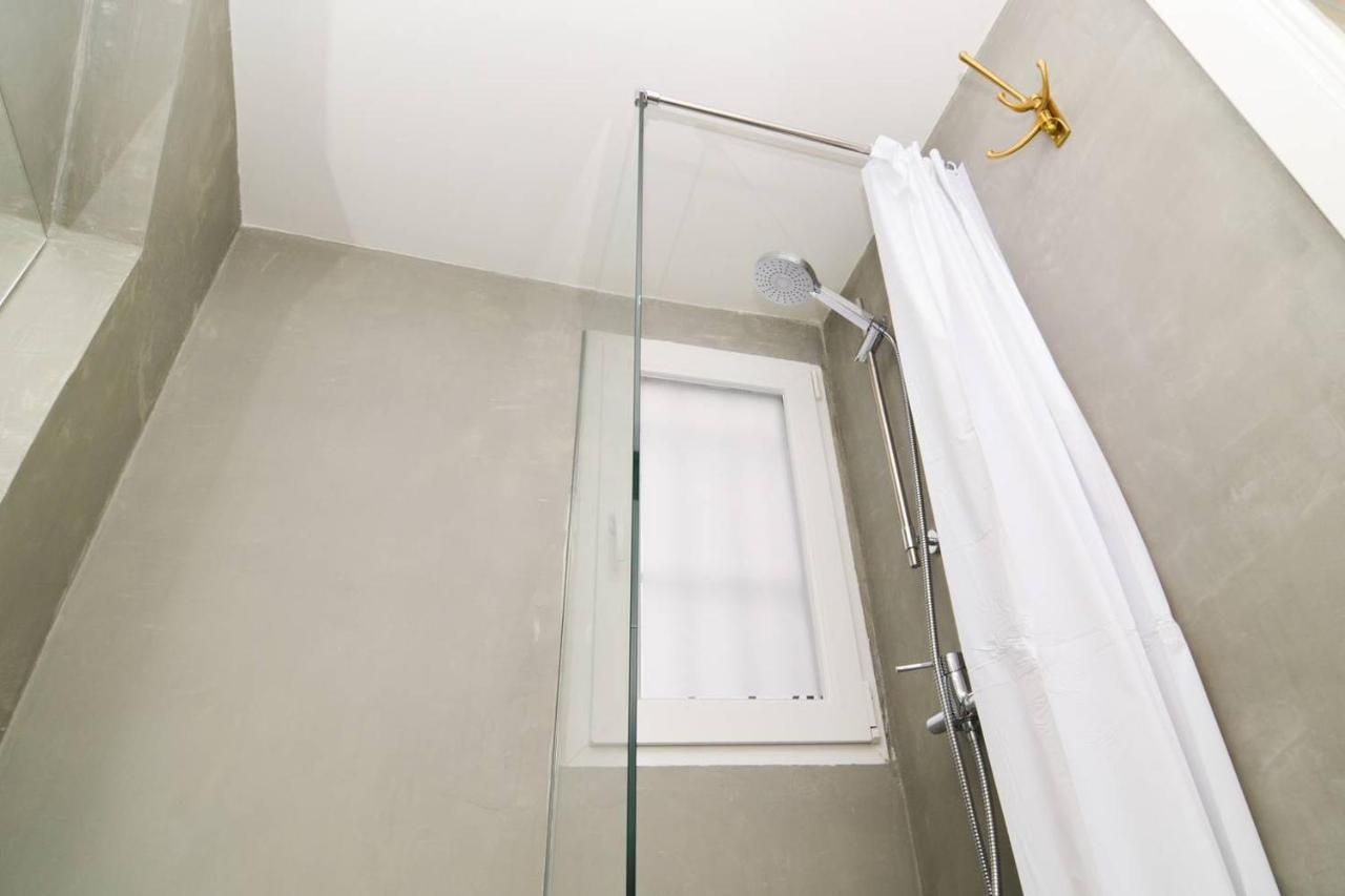 Modern In Embajadores Street By Batuecas Madrid