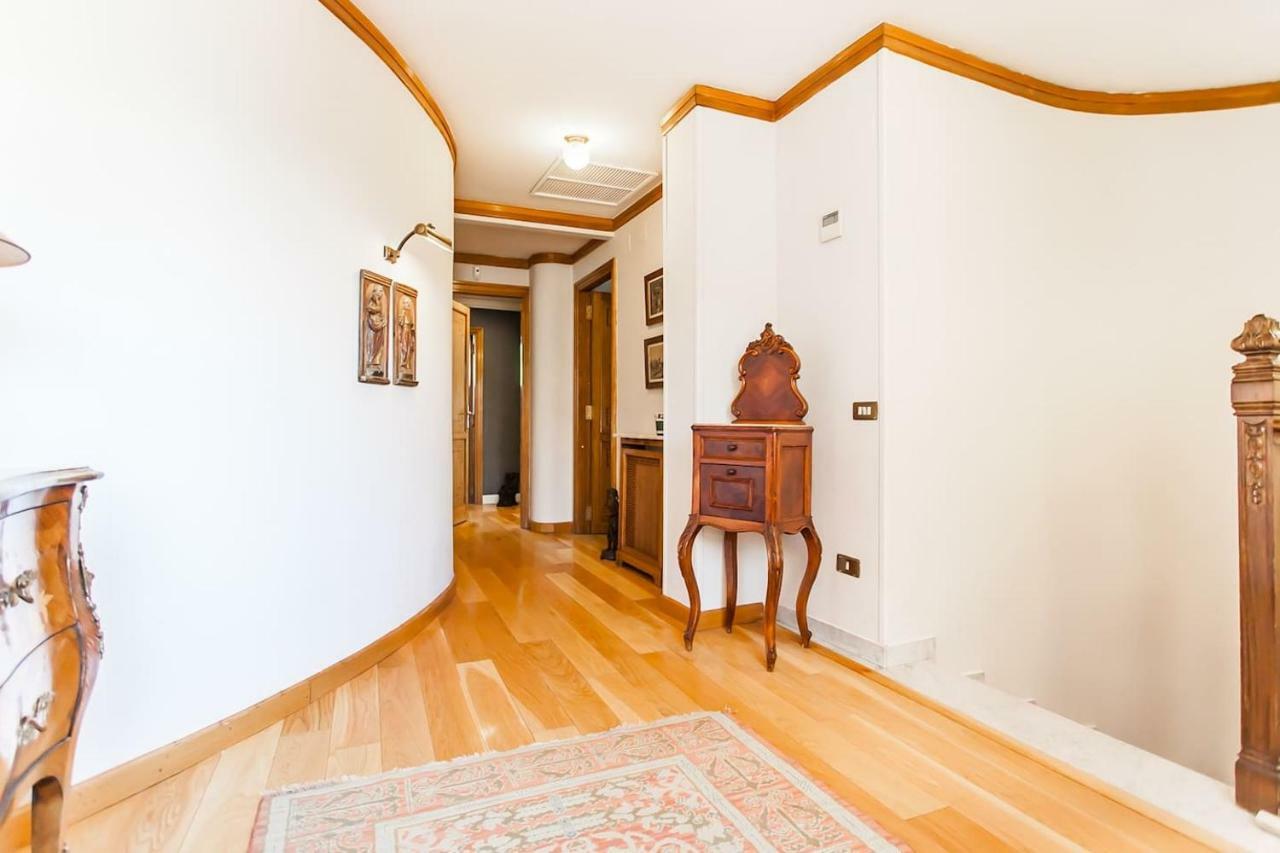 Velazquez Manor House