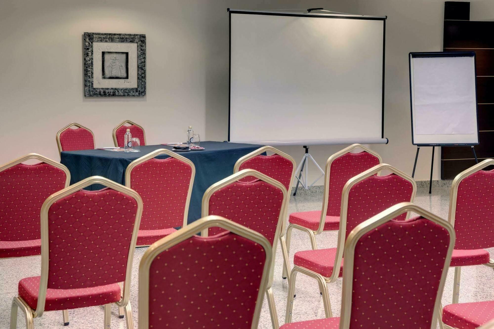 Hotel Crowne Plaza Airport 4*