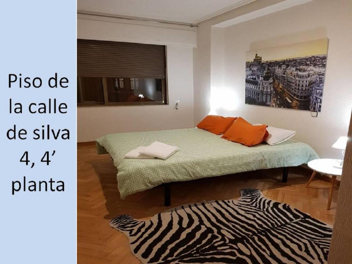 Y Estudio En La Calle Silva *