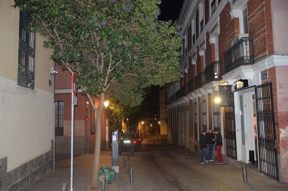 Meetingpoint Hostal *