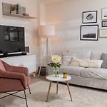 Amazing Apartment In Huertas