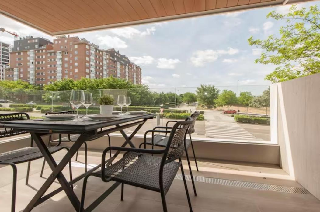 Moderno Y Lujoso Apartamento En Urbanizacion Privada Con Terraza De Diseño En Valdebebas / Ciudad Deportiva Real / Feria De Apartamento *