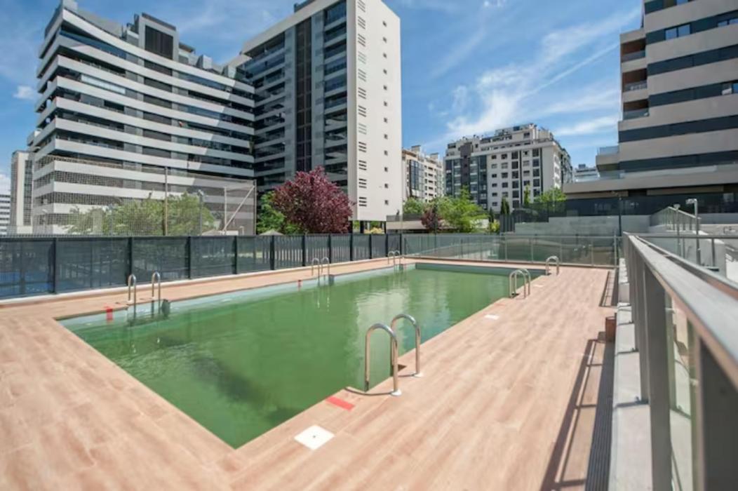 Moderno Y Lujoso Apartamento En Urbanizacion Privada Con Terraza De Diseño En Valdebebas / Ciudad Deportiva Real / Feria De Apartamento Madrid