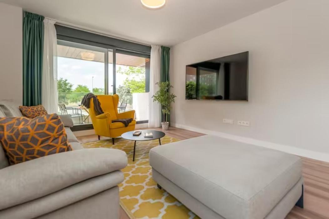 Apartamento Moderno Y Lujoso Apartamento En Urbanizacion Privada Con Terraza De Diseño En Valdebebas / Ciudad Deportiva Real / Feria De *