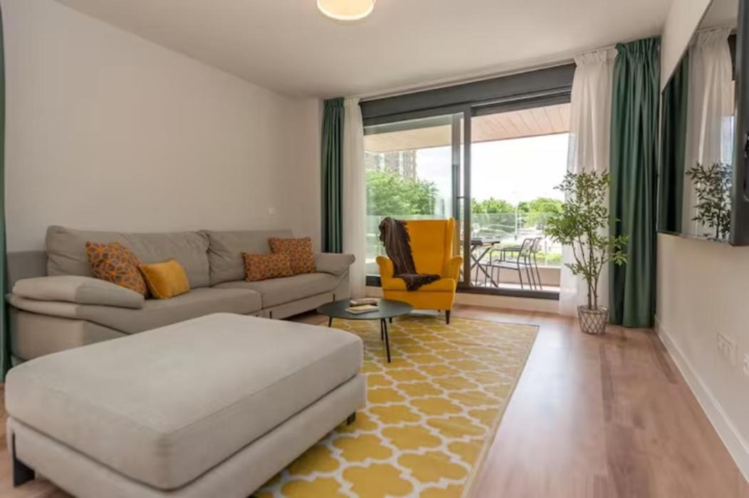 Moderno Y Lujoso Apartamento En Urbanizacion Privada Con Terraza De Diseño En Valdebebas / Ciudad Deportiva Real / Feria De Apartamento *