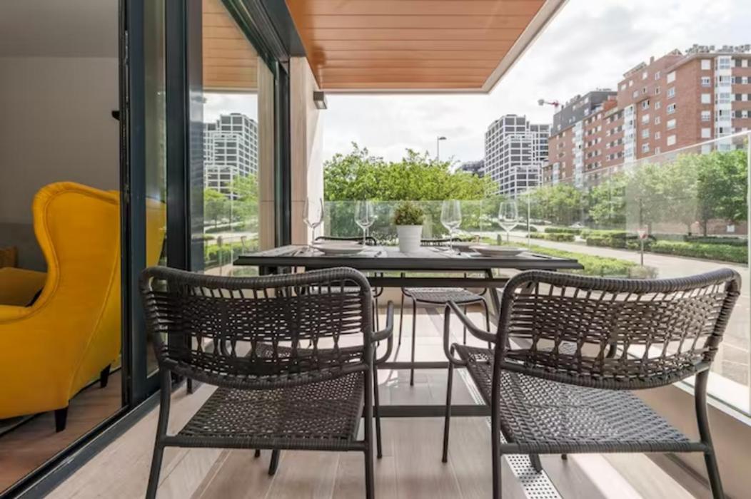 Moderno Y Lujoso Apartamento En Urbanizacion Privada Con Terraza De Diseño En Valdebebas / Ciudad Deportiva Real / Feria De
