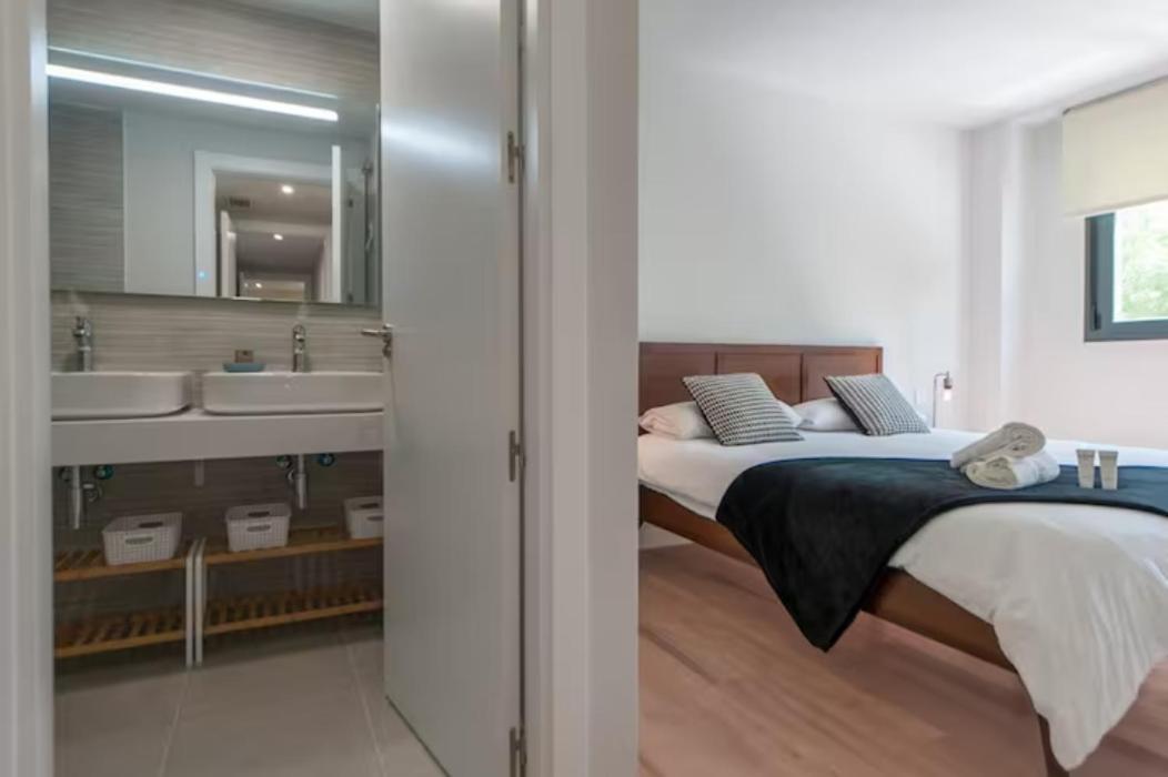 Moderno Y Lujoso Apartamento En Urbanizacion Privada Con Terraza De Diseño En Valdebebas / Ciudad Deportiva Real / Feria De Apartamento
