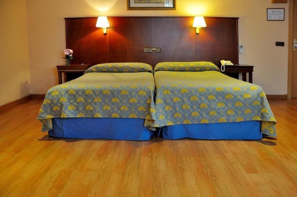 Hotel Casón Del Tormes 3*