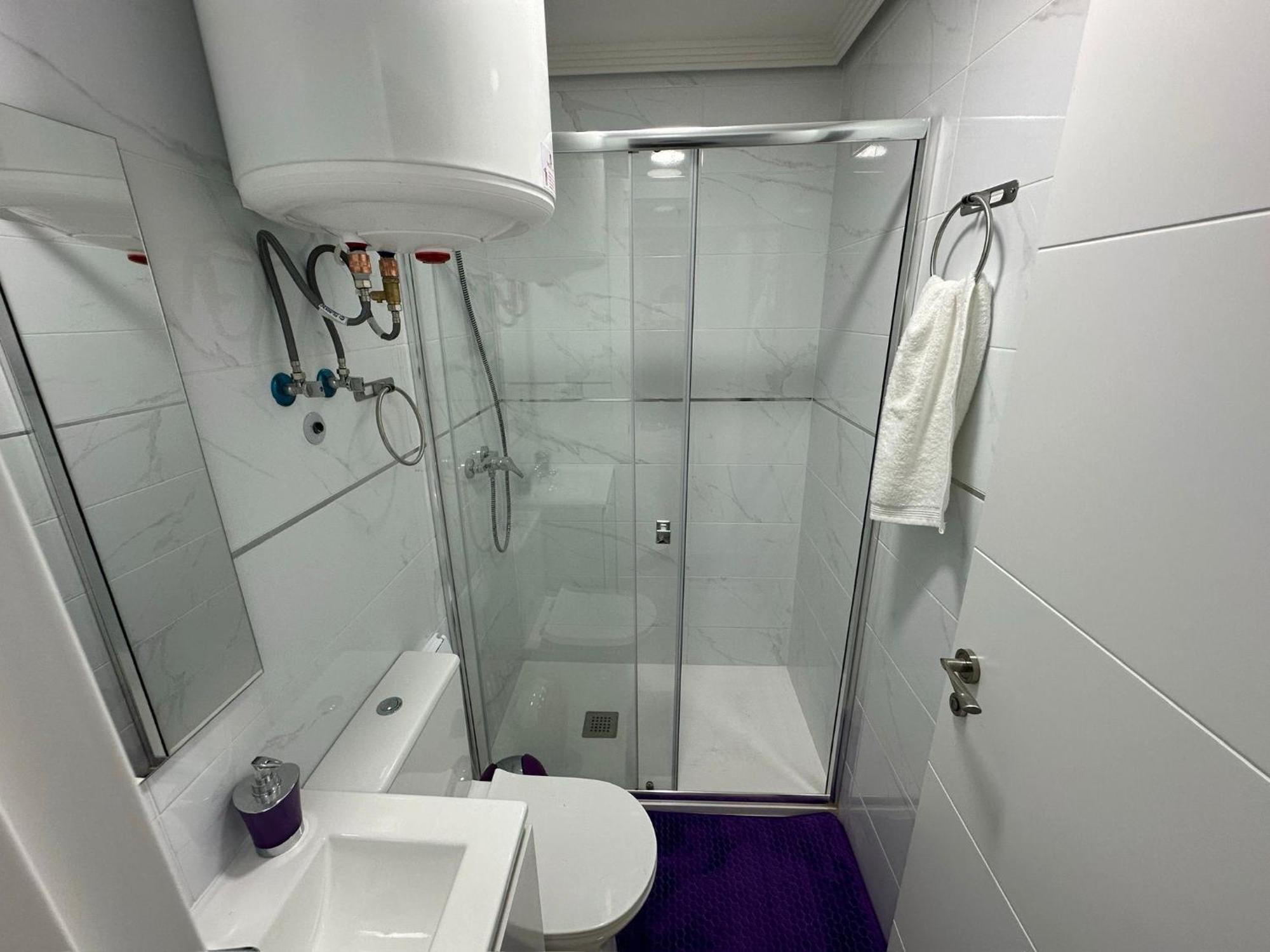 Doble O Compartida Con Bano Privado En El Centro De Habitación en casa particular Madrid