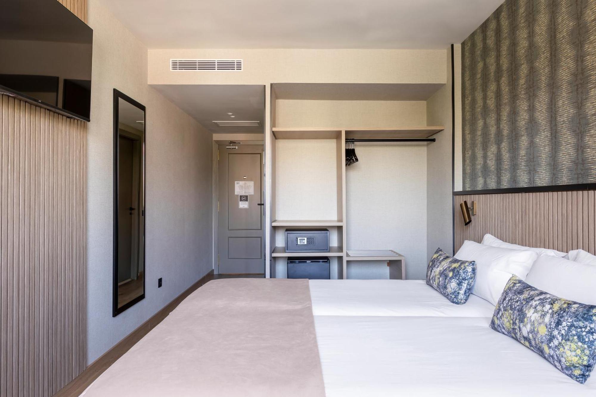 - Pirámides, An Ihg Madrid