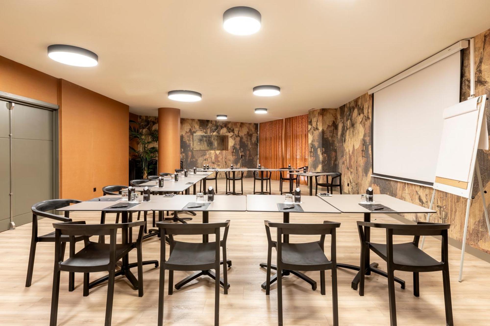 - Pirámides, An Ihg Madrid