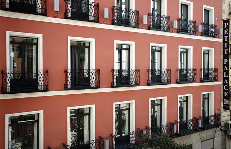 Petit Palace Tres Cruces Hotel 3*