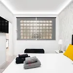 Noviciado Apartment by Rentalis