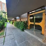 Libros Y Plantas A 5 Minutos Del Centro En Bus