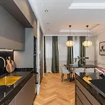 Royal Crest Apartments Deluxe