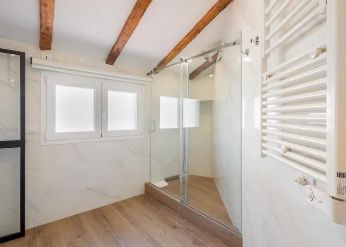 Bright Duplex- 1Bd 1,5 Bth - Sol