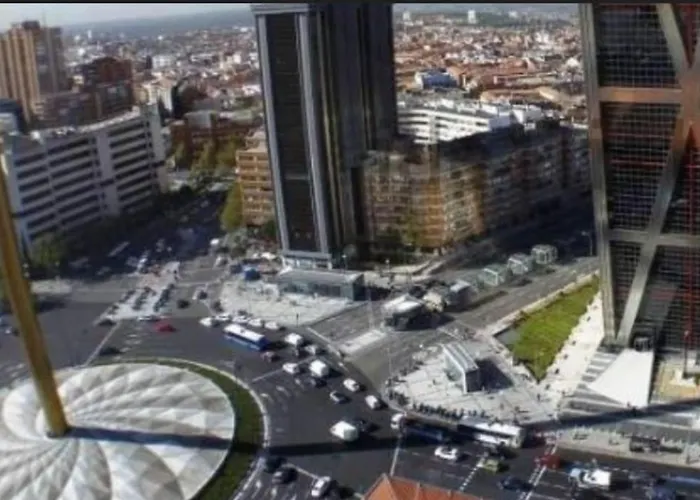 Vintage Apartment On Plaza Castilla, Madrid