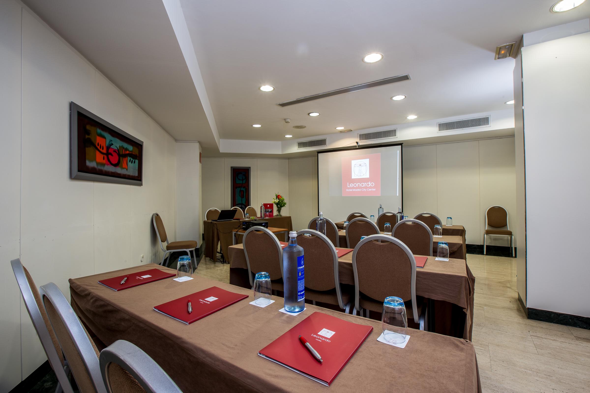 Hotel Leonardo Center 3*