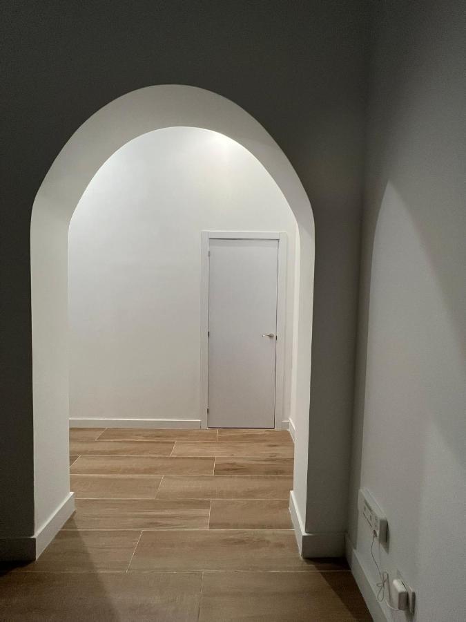 Roomstay Plaza Castilla Hostal