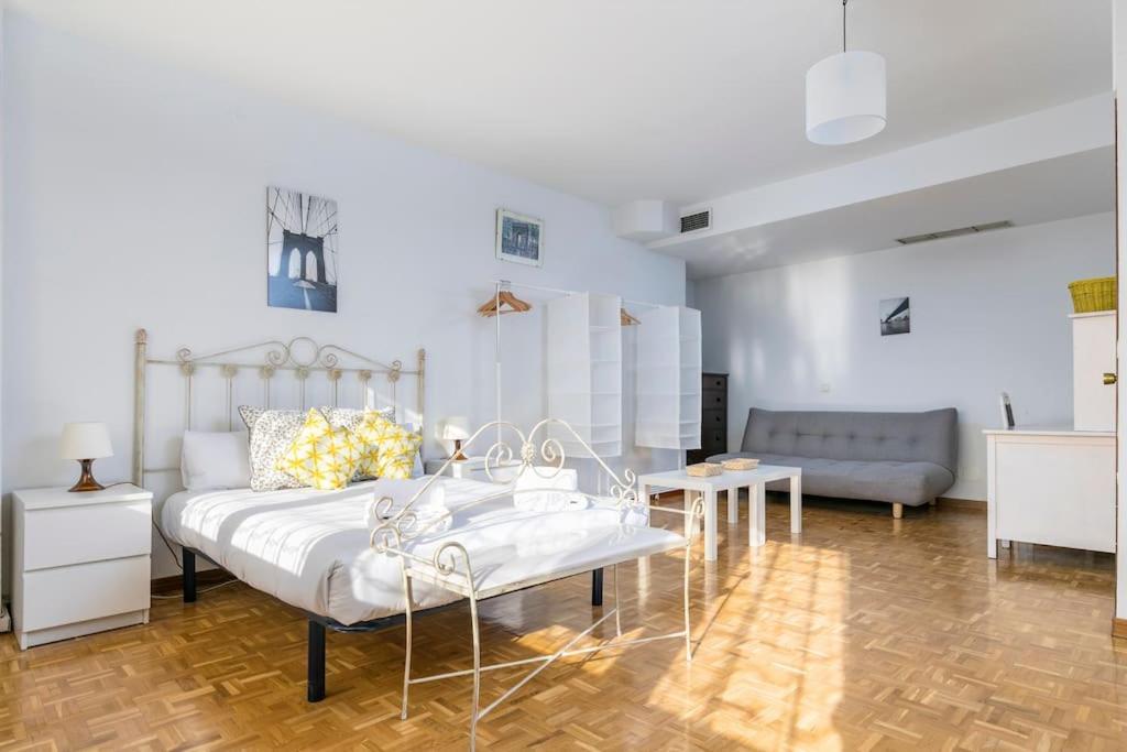 Apartment Vintage On Plaza Castilla, Madrid