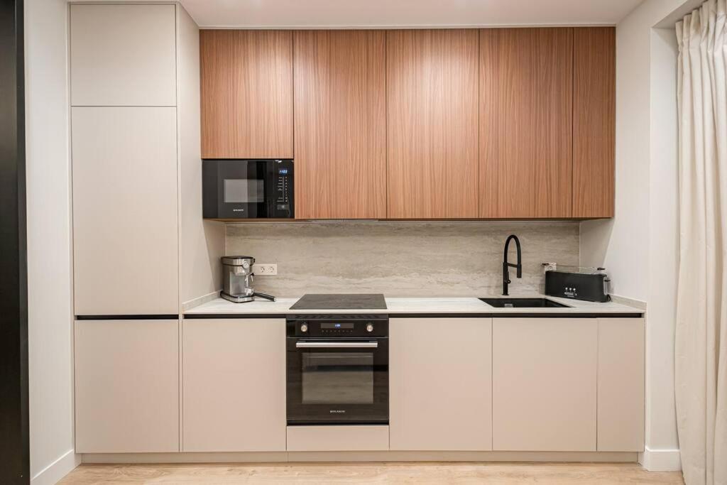 Apartamento Malasana Viii Calle Jesus Del Valle 3br 3bh