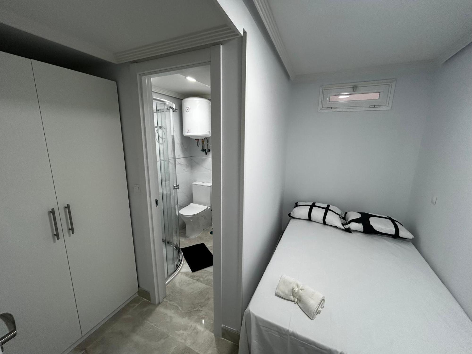 Doble Con Bano Privado En El Centro De Bed and breakfast Madrid