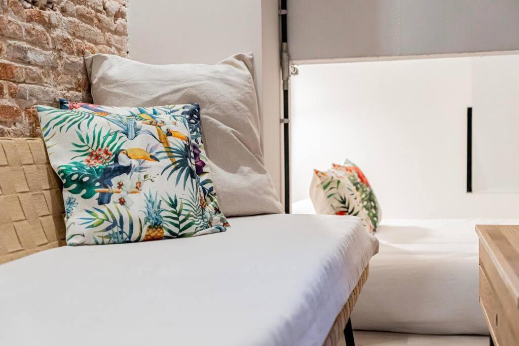 Picturesque Corner In - Guzman Apartment *