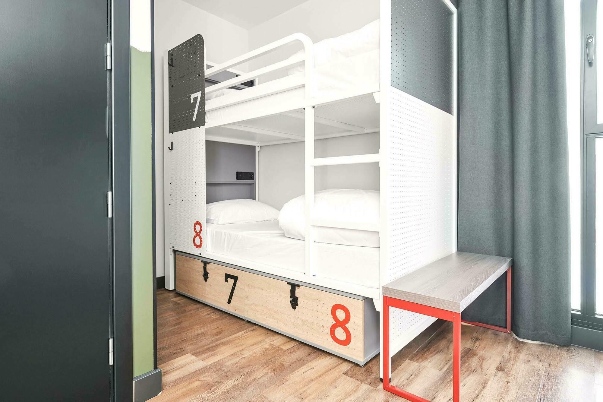 Hostal Generator